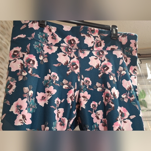 Fabletics Green Floral Leggings - Picture 4 of 4